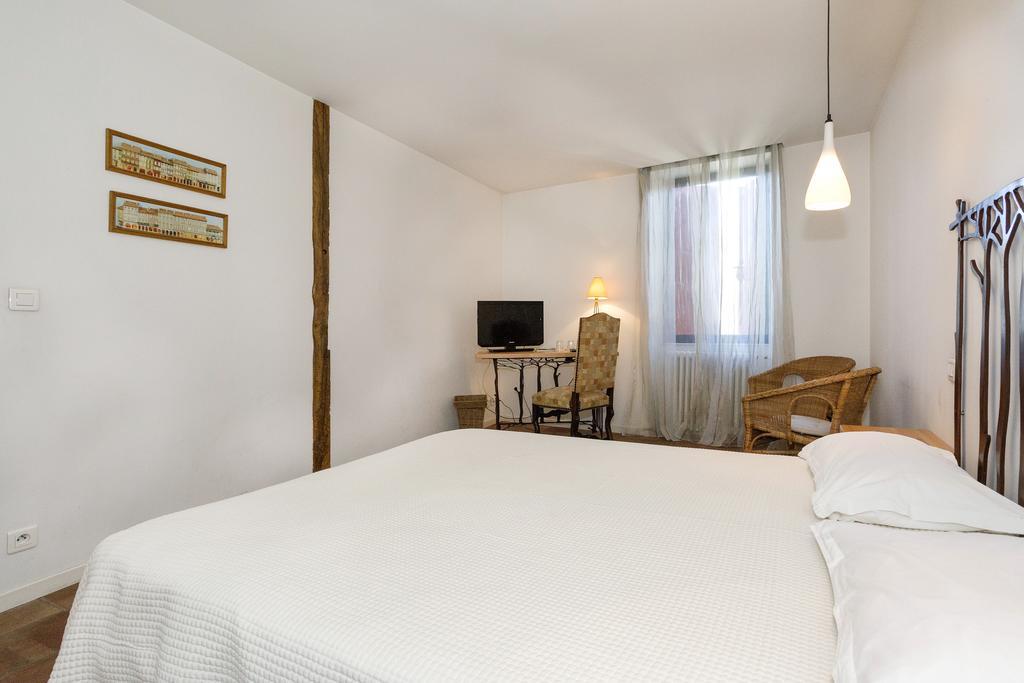 Logis Hotels - Hotel Restaurant Du Midi Ревель Экстерьер фото