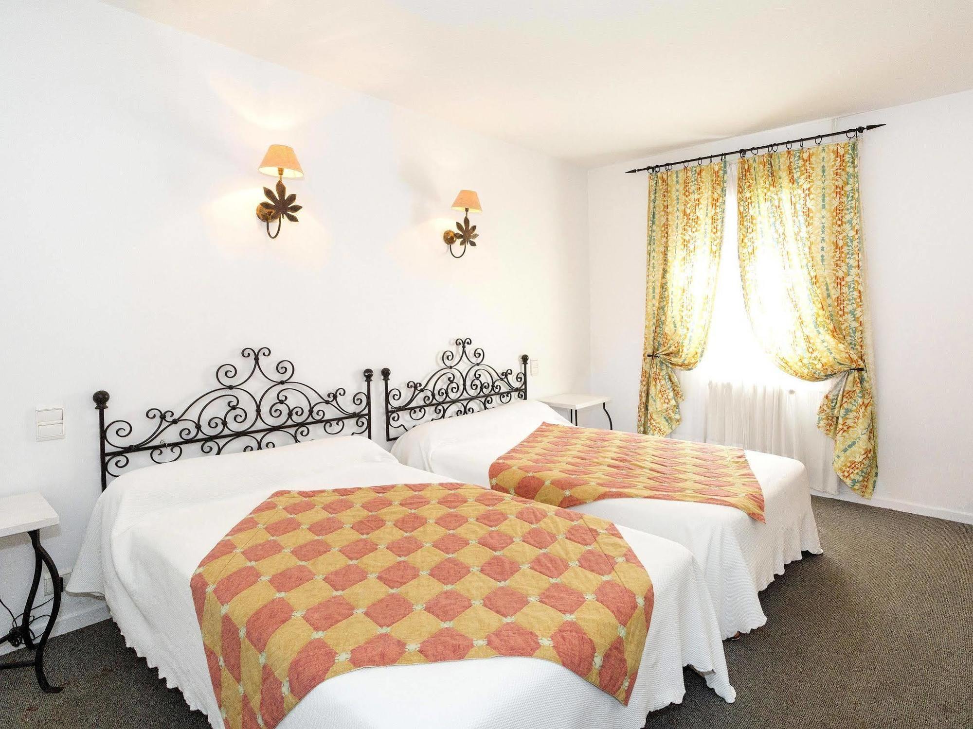 Logis Hotels - Hotel Restaurant Du Midi Ревель Экстерьер фото