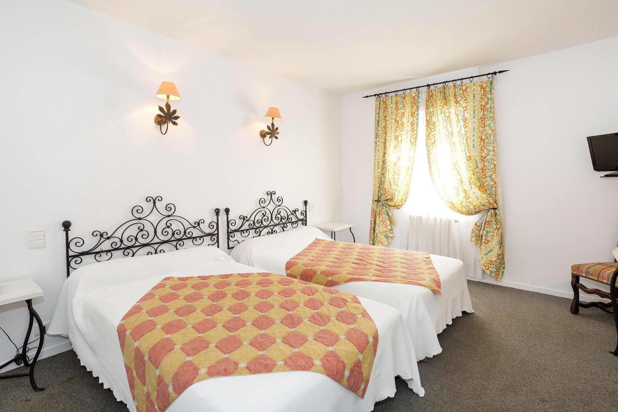 Logis Hotels - Hotel Restaurant Du Midi Ревель Экстерьер фото