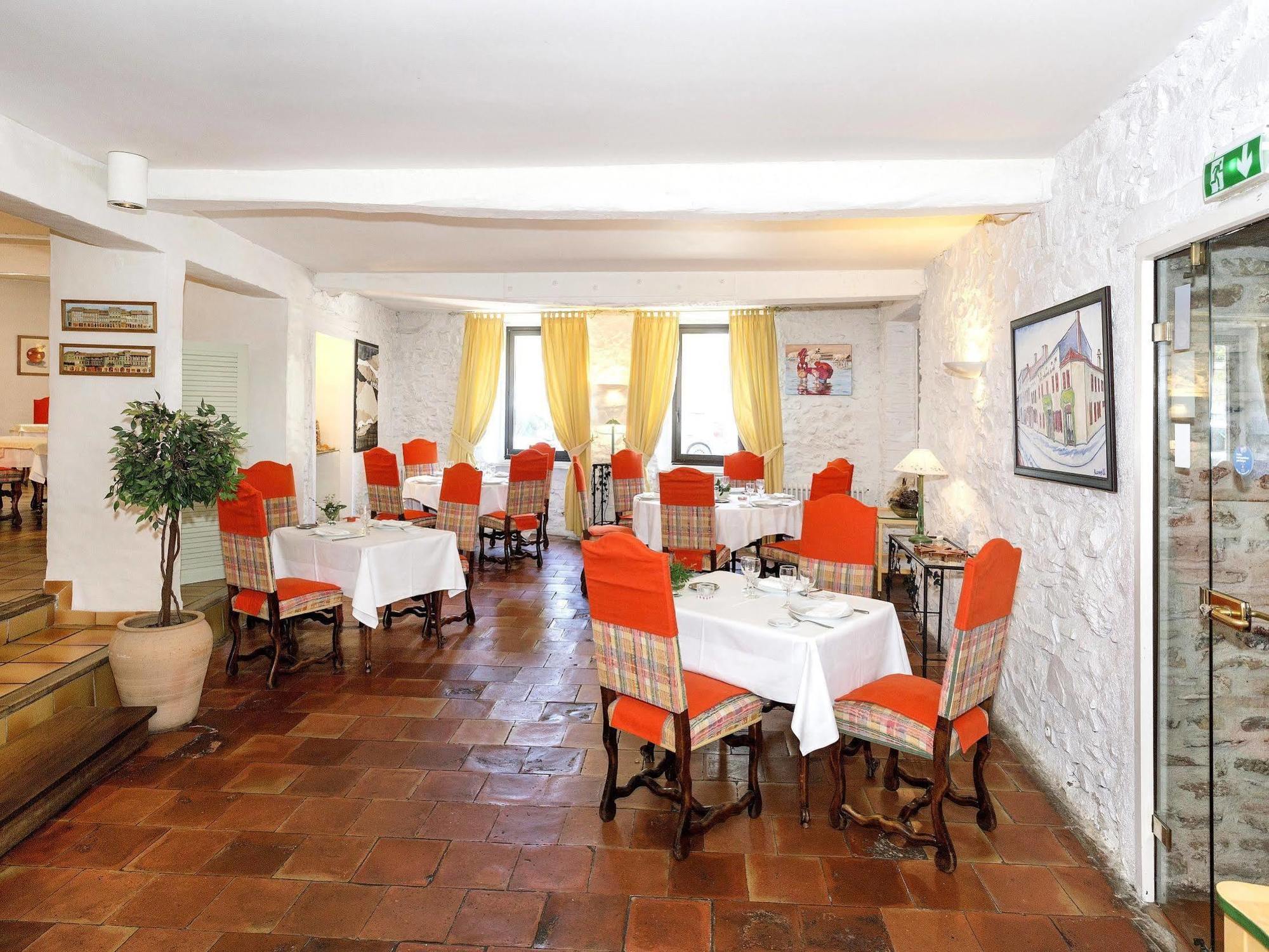 Logis Hotels - Hotel Restaurant Du Midi Ревель Экстерьер фото