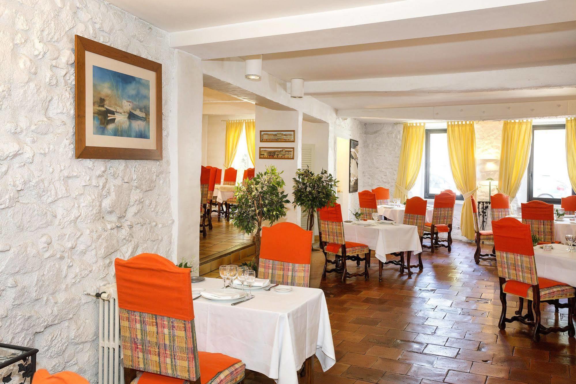 Logis Hotels - Hotel Restaurant Du Midi Ревель Экстерьер фото