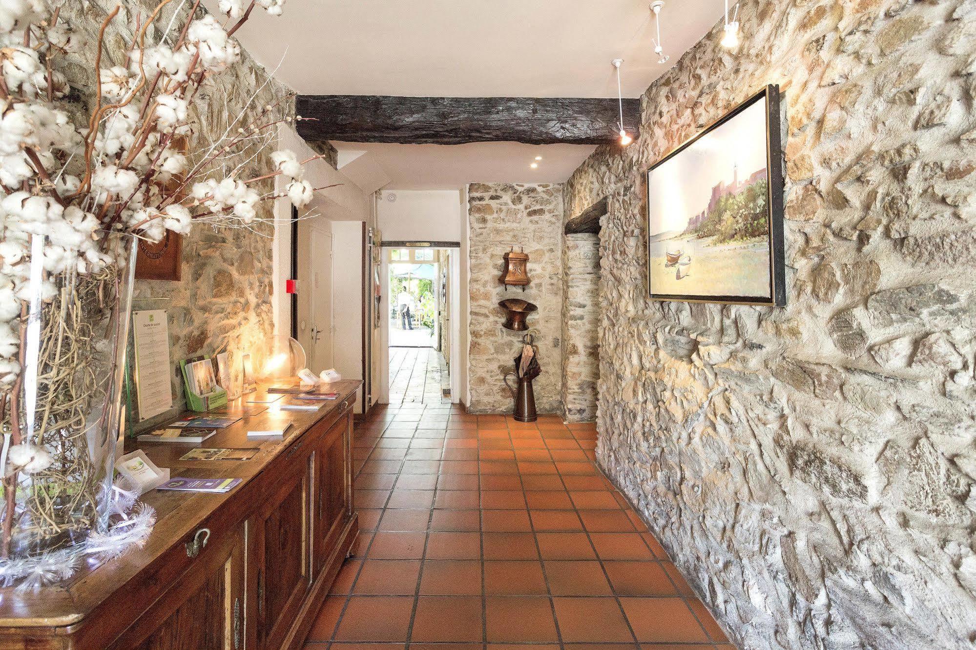 Logis Hotels - Hotel Restaurant Du Midi Ревель Экстерьер фото